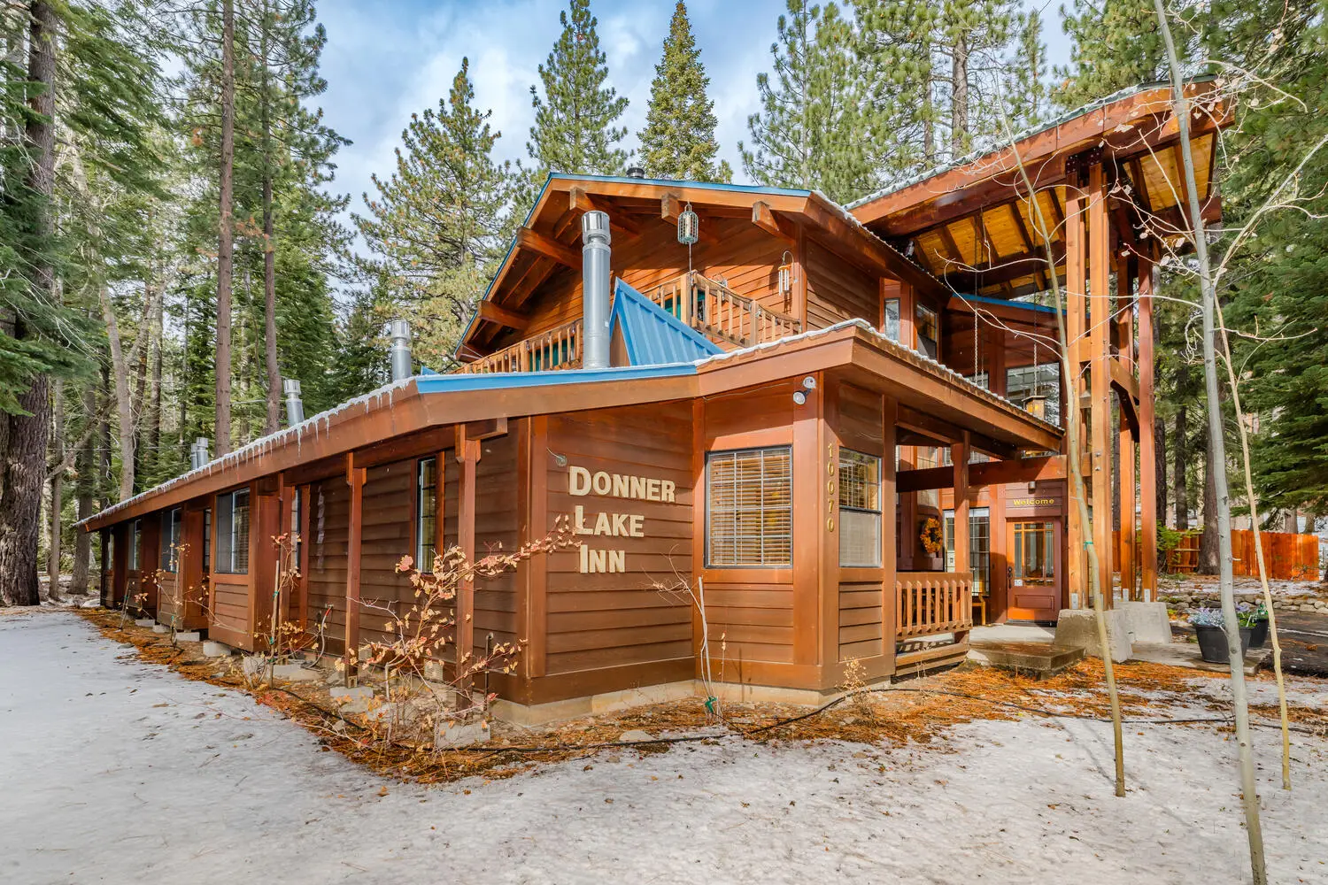 Donner Lake Inn front entrance with sign